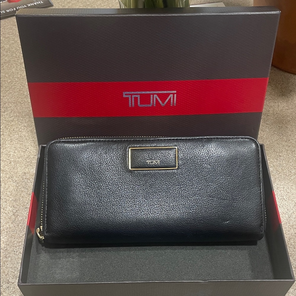 TUMI Black Leather Zip Wallet